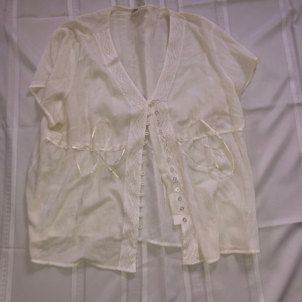 22/24 cream short sleeve blouse!!